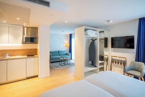 Premium bedding, in-room safe, individually decorated