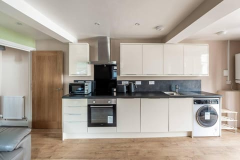 House | Private kitchen | Fridge, microwave, oven, stovetop