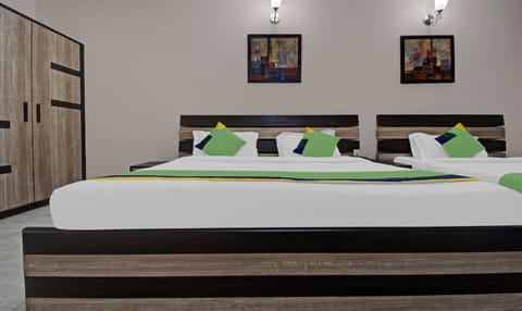 Deluxe Room, Mountain View | Desk