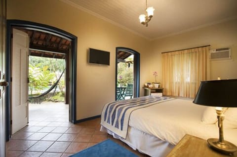 Luxury Room | Minibar, in-room safe, desk, blackout drapes