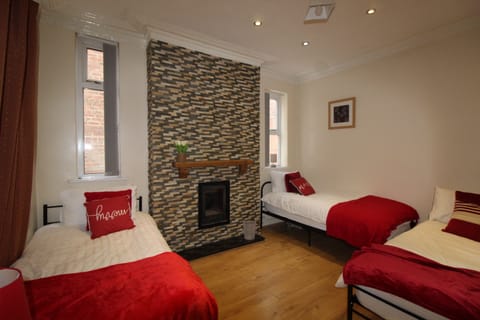 House | 4 bedrooms, blackout drapes, iron/ironing board, free WiFi