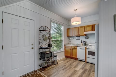 Apartment, 1 Bedroom | Private kitchen | Fridge, oven, coffee/tea maker, toaster