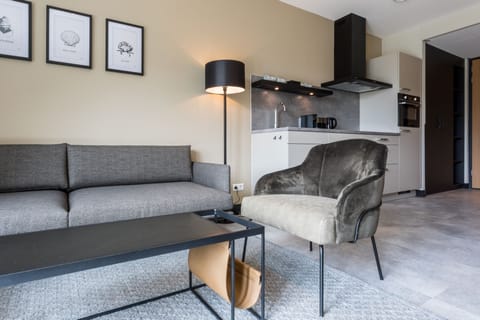 Superior Suite - no pets allowed | Living area | Flat-screen TV