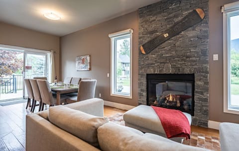 Apartment | Living area | 40-inch flat-screen TV with cable channels, TV, fireplace