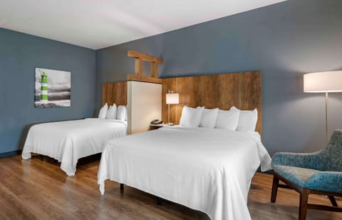 Premium Studio, Non Smoking, Refrigerator & Microwave | Premium bedding, desk, iron/ironing board, free WiFi