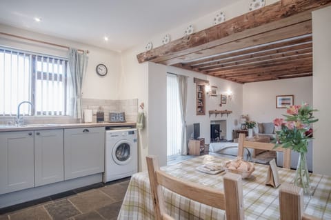 Luxury Cottage | Private kitchen | Full-size fridge, microwave, oven, dishwasher