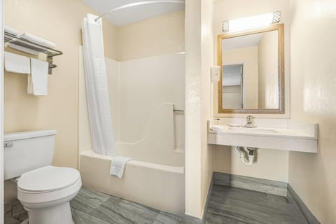 Standard Room, 1 King Bed | Bathroom | Combined shower/tub, towels