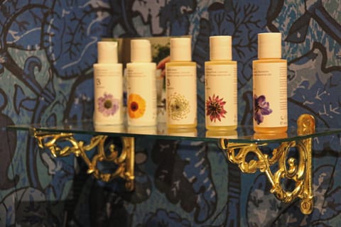 Separate tub and shower, deep soaking tub, rainfall showerhead