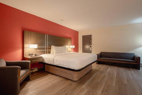 Room, 1 King Bed, Non Smoking | Premium bedding, in-room safe, desk, iron/ironing board