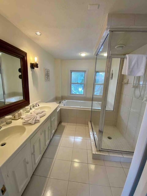 The Woodshed, Luxury Cabin, 1 King Bed and 2 Twin Beds, Non-Smoking | Bathroom | Free toiletries, hair dryer, towels, soap