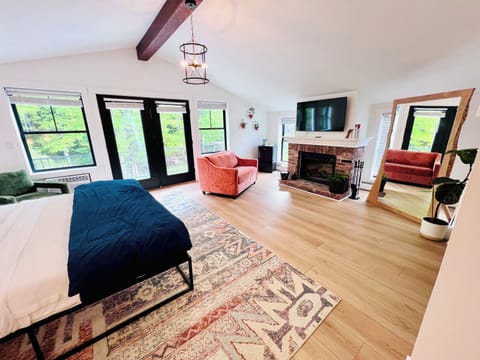 Riverside Suite 306, Honeymoon, King Bed, Balcony | Premium bedding, down comforters, individually furnished