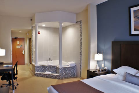 Superior Studio Suite, 1 King Bed, Non Smoking | Jetted tub