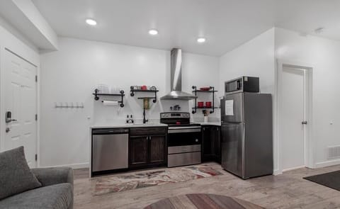 Family Townhouse | Private kitchen | Microwave, coffee/tea maker, electric kettle, cookware/dishes/utensils