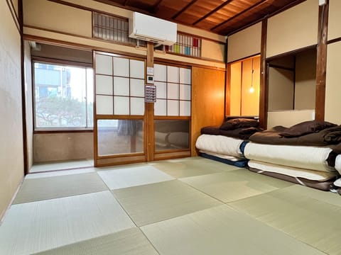 Twin Room 3, Shared bathroom | Desk, laptop workspace, free WiFi