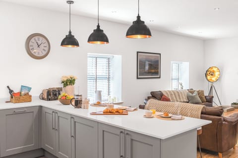 Cottage | Dining