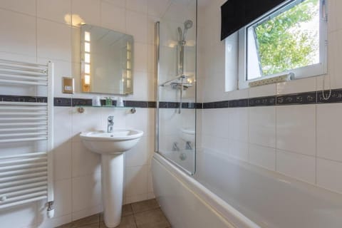 Standard Double Room | Bathroom | Free toiletries, hair dryer, towels
