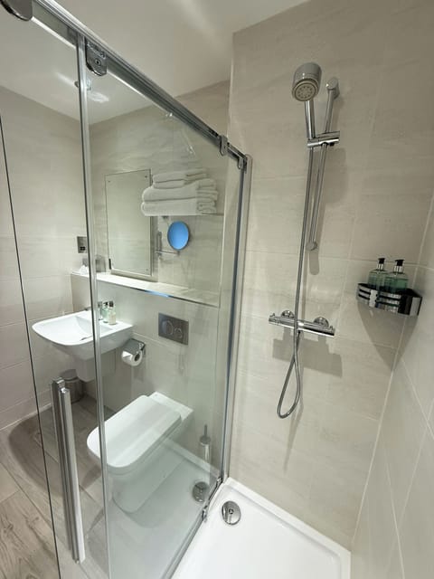 Combined shower/tub, free toiletries, hair dryer, towels