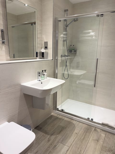 Executive Double or Twin Room | Bathroom | Combined shower/tub, free toiletries, hair dryer, towels