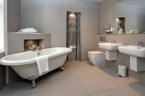 Deluxe Room, 1 King Bed, Non Smoking | Bathroom | Combined shower/tub, free toiletries, hair dryer, towels