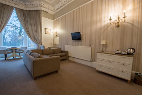 Deluxe Suite | Sleeps 4  | Living area | Flat-screen TV