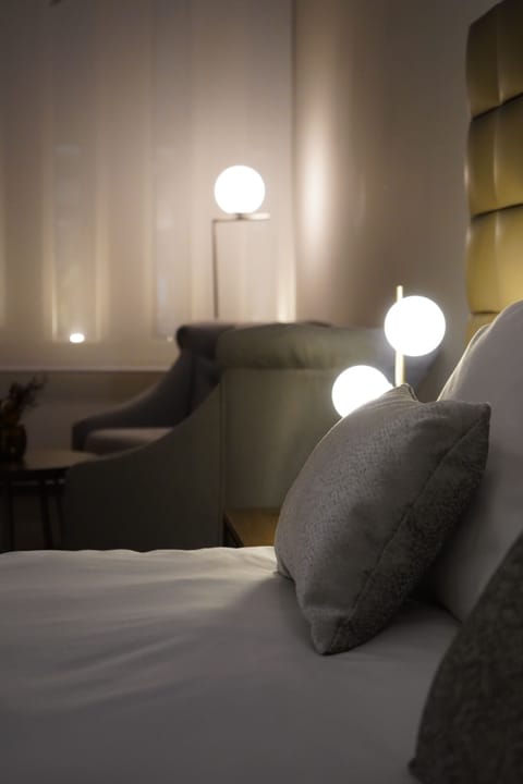 Exclusive Suite | Premium bedding, down comforters, in-room safe, desk