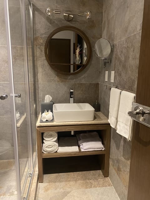 Shower, rainfall showerhead, free toiletries, hair dryer