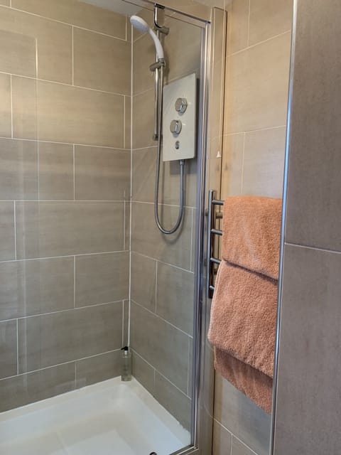 Twin Room, Ensuite | Bathroom | Shower, towels
