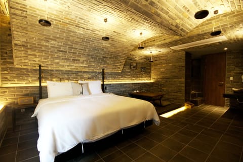 Business Room | Premium bedding, down comforters, individually furnished, desk