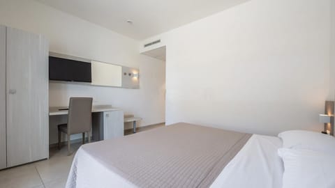 Comfort Double or Twin Room | In-room safe, desk, laptop workspace, soundproofing