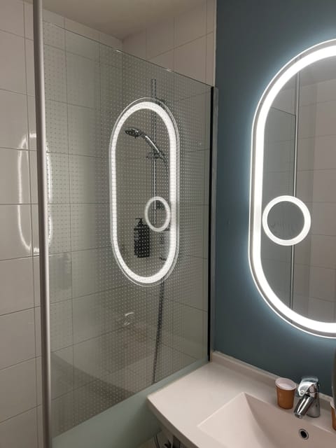 Superior Room, 1 Double Bed | Bathroom | Eco-friendly toiletries, hair dryer, towels