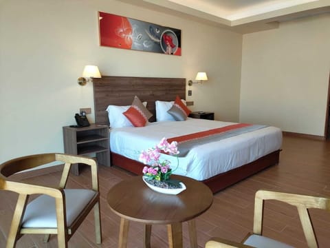 Senior Room | Down comforters, minibar, in-room safe, desk