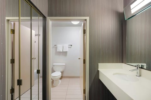 Combined shower/tub, deep soaking tub, free toiletries, hair dryer