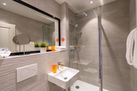 Classic Double or Twin Room | Bathroom | Free toiletries, hair dryer, towels