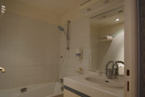 Double Room | Bathroom | Free toiletries, hair dryer, towels