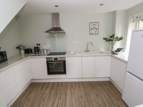 Cottage | Private kitchen | Fridge, electric kettle, toaster, cookware/dishes/utensils