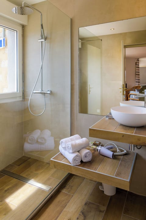 Junior Suite | Bathroom | Combined shower/tub, hair dryer, bidet, towels
