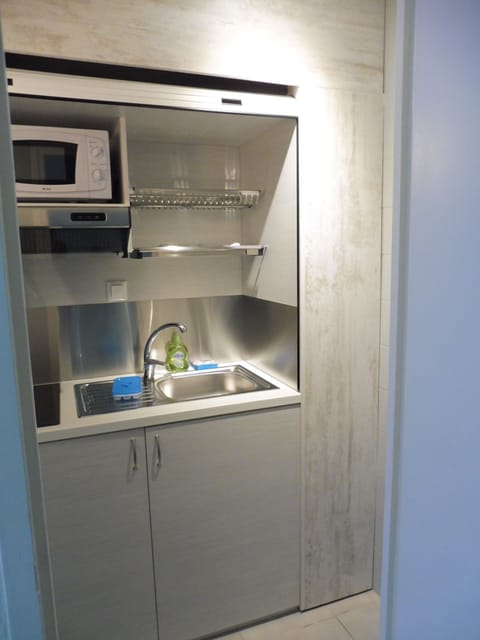 Suite Familiale Confort 1 ou 2 personnes | Private kitchen | Espresso maker, electric kettle