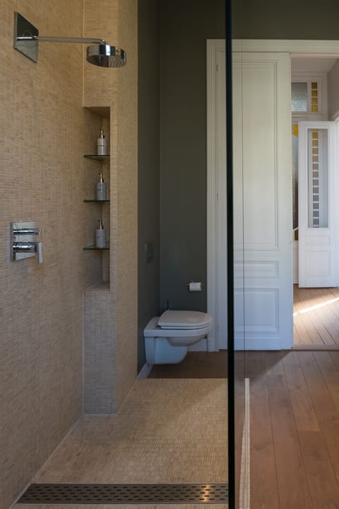 Deluxe Suite | Premium bedding, Tempur-Pedic beds, desk, laptop workspace