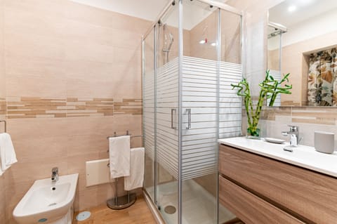 Residenza Neapolis | Bathroom | Shower, free toiletries, hair dryer, slippers