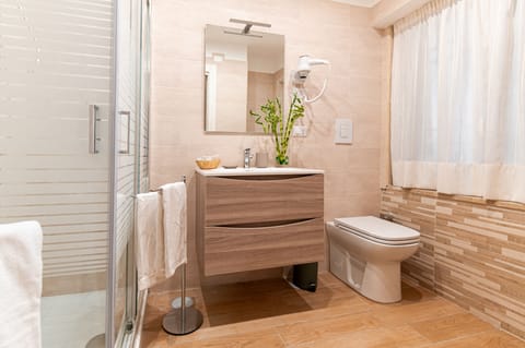 Residence Phaleros | Bathroom | Shower, free toiletries, hair dryer, slippers