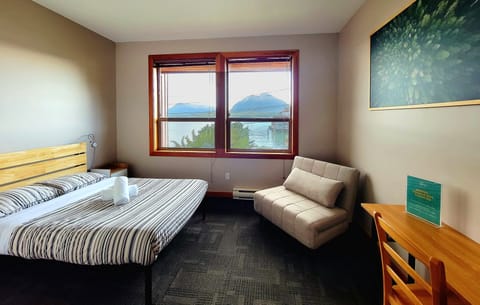 Private room with ocean view, 2-piece bathroom and shared showers | Free WiFi, bed sheets