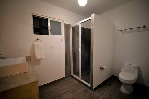 Deluxe Room | Bathroom | Free toiletries, hair dryer, heated floors, towels