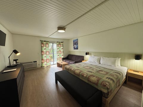 Standard Room, 1 King Bed, Non Smoking, Balcony | Free WiFi, bed sheets