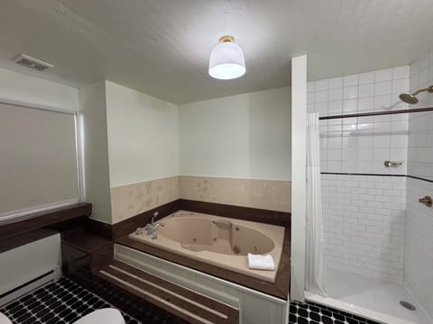Standard Suite, 2 Bedrooms | Bathroom | Shower, hair dryer, towels, soap