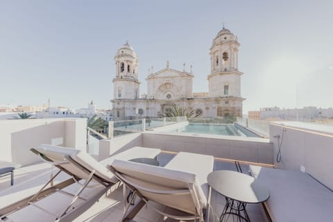Outdoor pool, open 10:00 AM to 6:00 PM, sun loungers