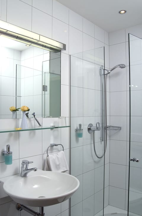 Shower, hair dryer, heated floors, towels
