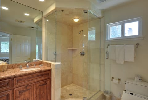 Bungalow, 1 King Bed (TreeHouse) | Bathroom | Free toiletries, hair dryer, towels, soap