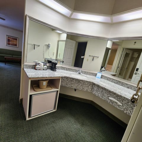 Suite, 1 King Bed, Jetted Tub | Bathroom | Combined shower/tub, free toiletries, hair dryer, towels