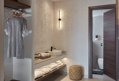 Executive Suite | Hypo-allergenic bedding, in-room safe, iron/ironing board