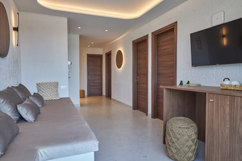 Executive Suite | Hypo-allergenic bedding, in-room safe, iron/ironing board